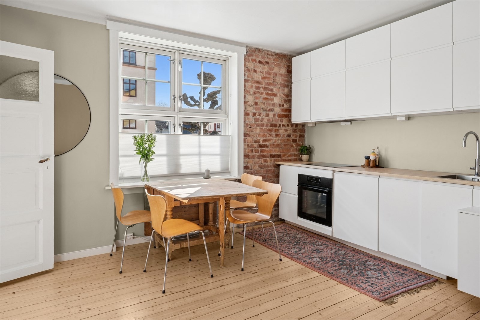 Kjøkkenet ligger i en åpen og sosial løsning med stuen, noe som gjør det enkelt å holde samtalen i gang mens du lager mat. Galleribilde