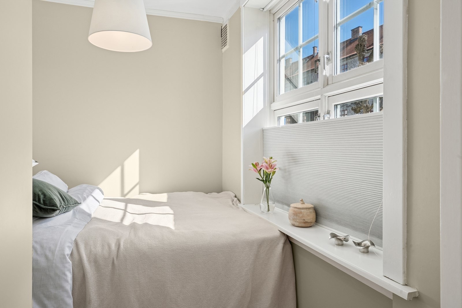 Det store vinduet i rommet gir en god atmosfære. Galleribilde