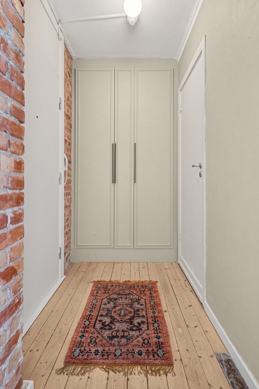 Innenfor døren møtes du av en romslig og funksjonell gang med rikelig med oppbevaringsplass i integrert skap. Galleribilde