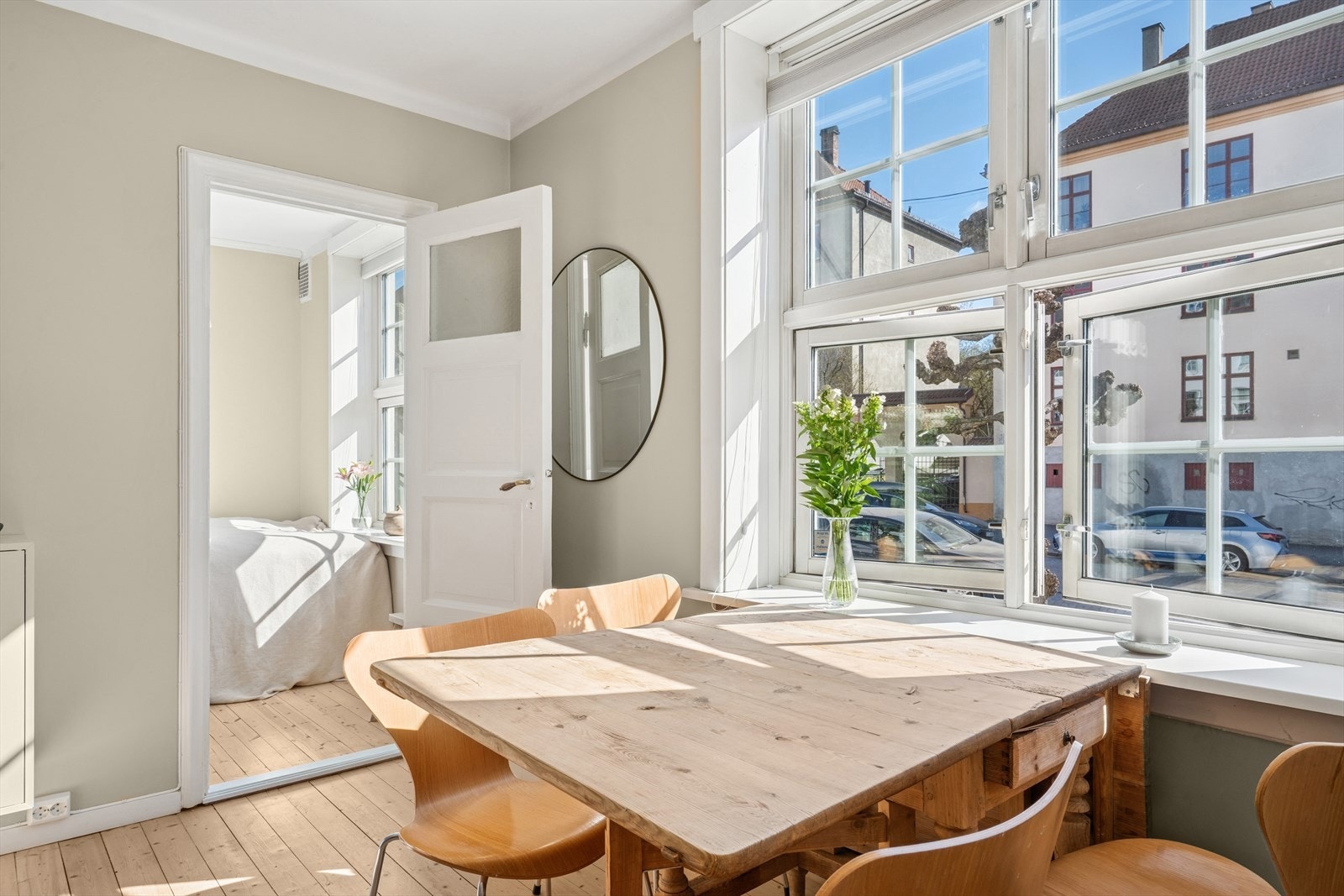 God takhøyde og store vinduer gir leiligheten en romslig følelse. Galleribilde