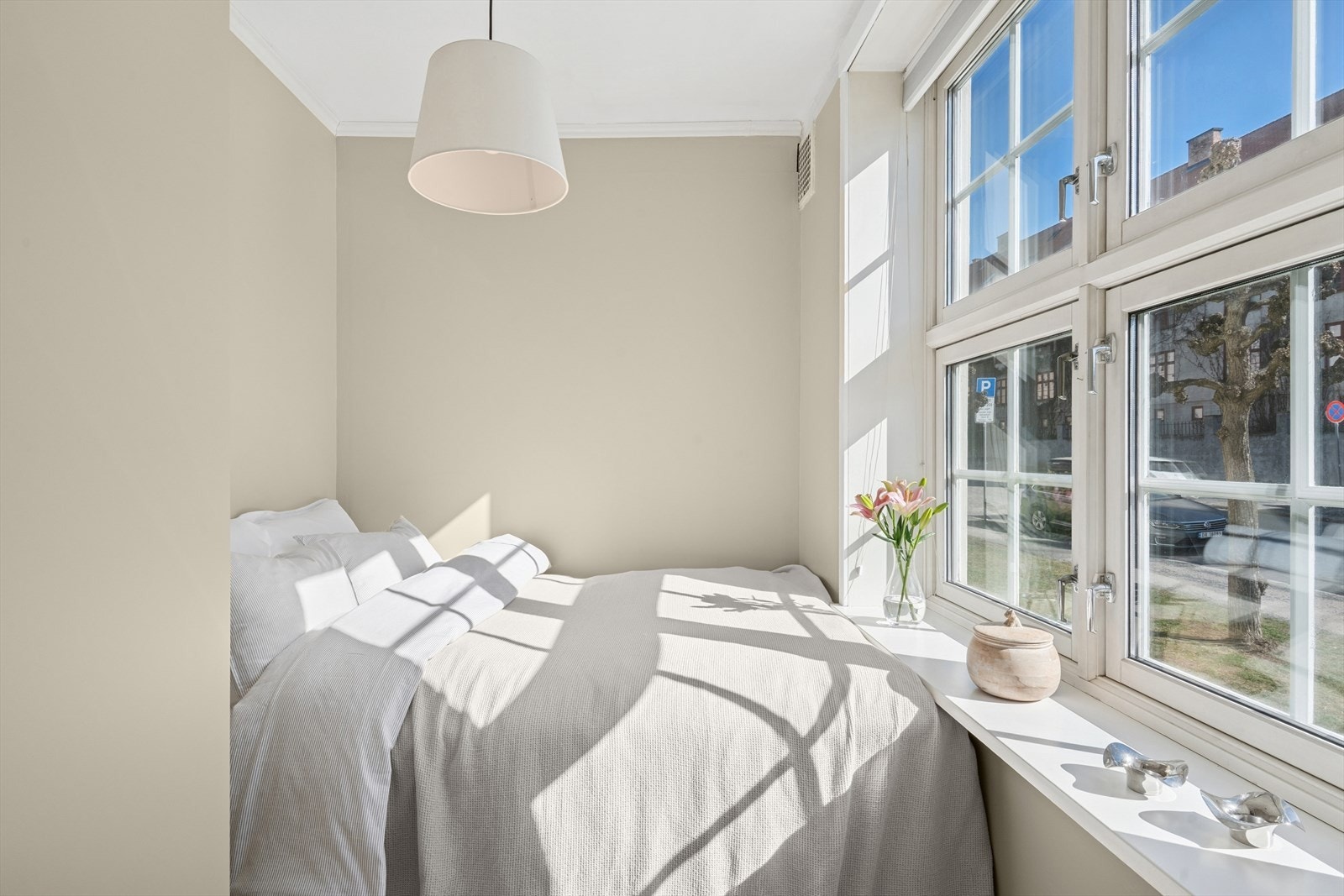 Soverommet har god plass til dobbeltseng og har oppbevaring i skap. Galleribilde