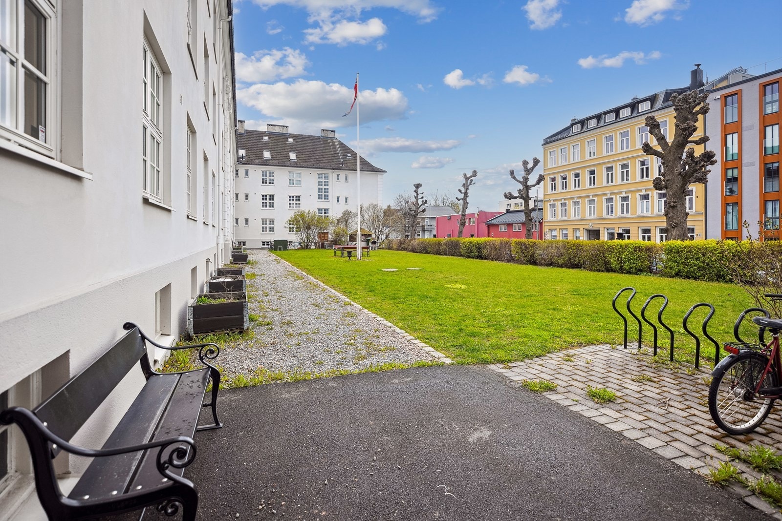 Felles bakgård. Galleribilde