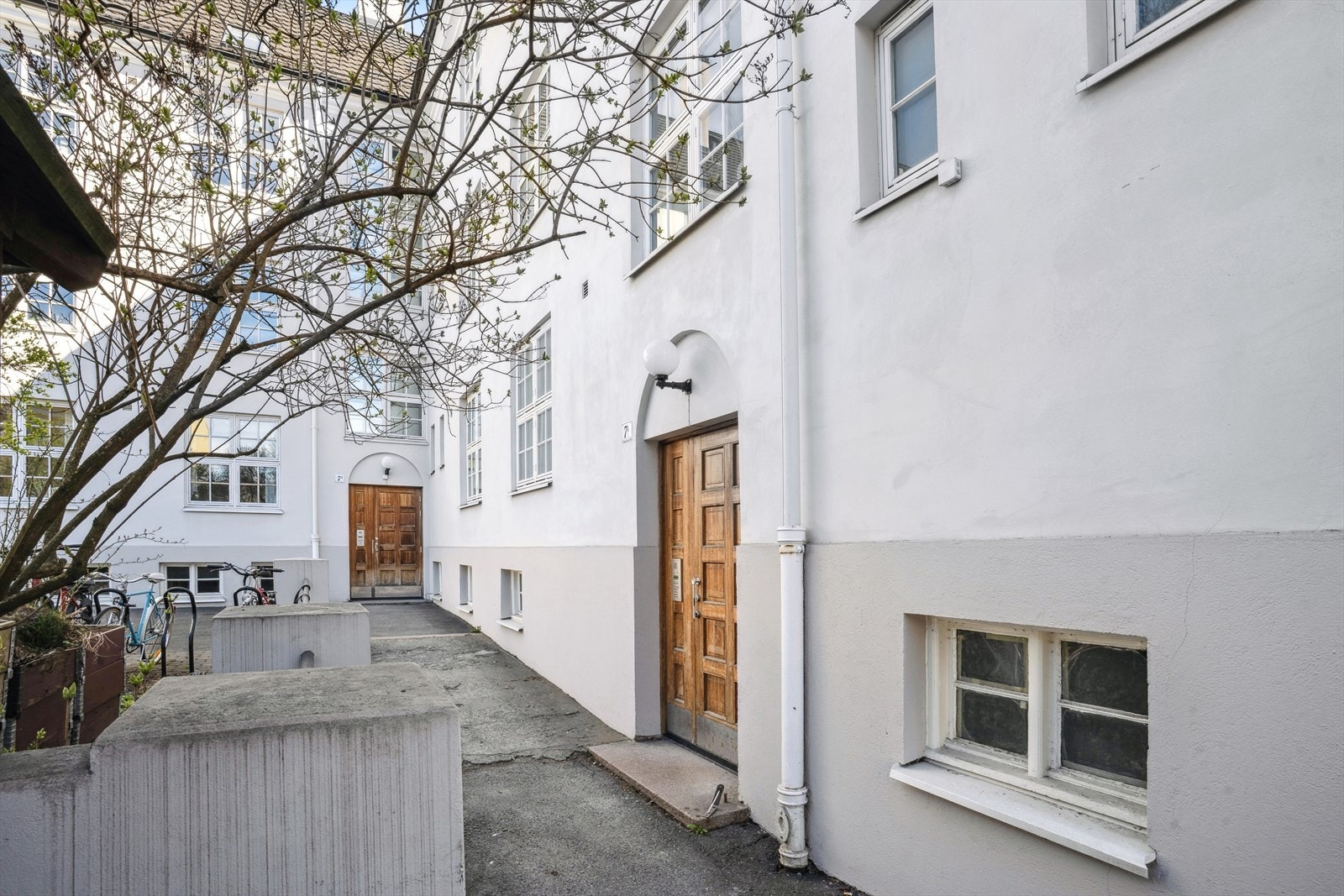 Leiligheten ligger i første etasje og har adkomst via felles inngangsparti. Galleribilde