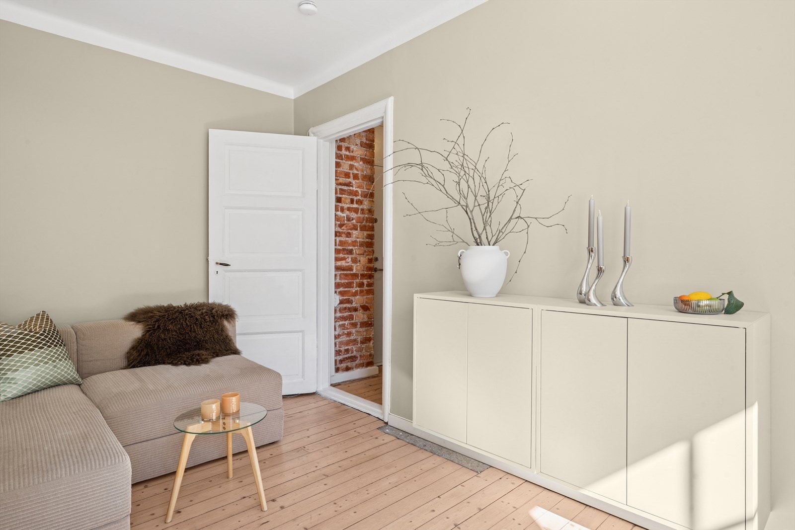 Stuen har god plass til en komfortabel sofa og lenestol, og inviterer til både avslapning og sosiale sammenkomster. Galleribilde