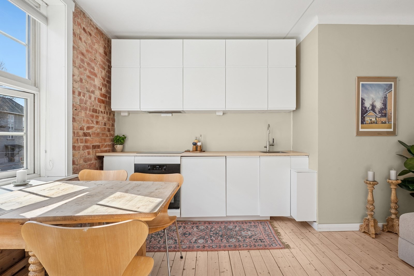 Kjøkkenet er utstyrt med alt du trenger for en effektiv og hyggelig matlagingsopplevelse, inkludert integrert stekeovn, steketopp, kjøleskap og oppvaskmaskin. Galleribilde