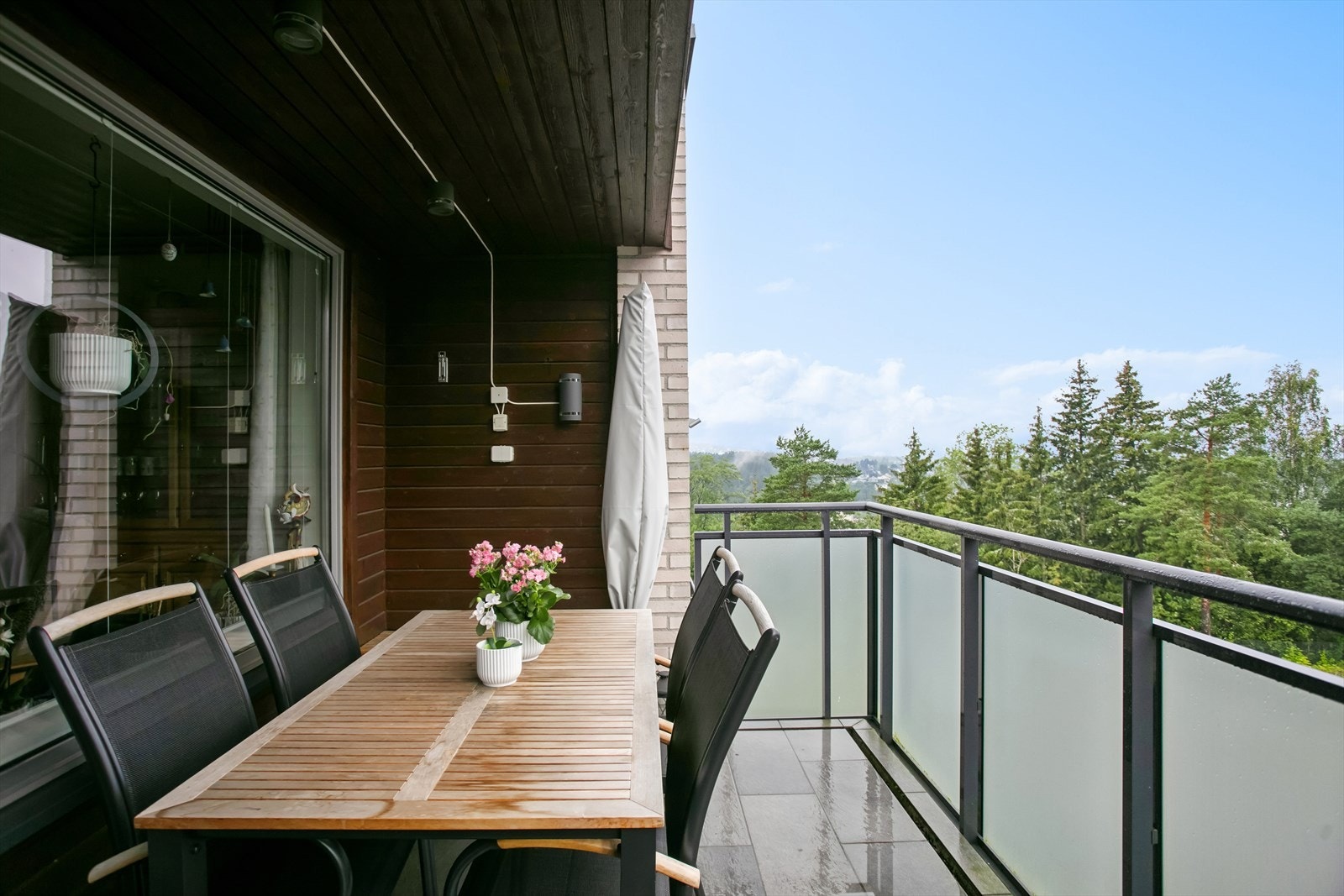 Her er det god plass til sittegruppe og tilhørende møblement så man kan sitte å nyte den flotte utsikten. Galleribilde