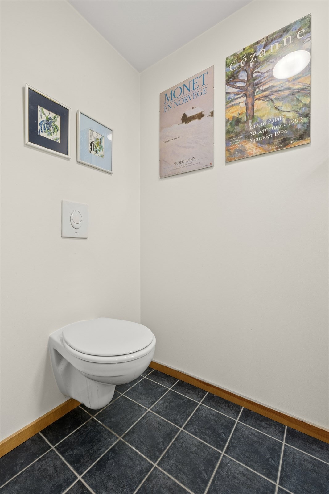 Ekstra toalettrom med flislagt gulv fra 2011. Galleribilde