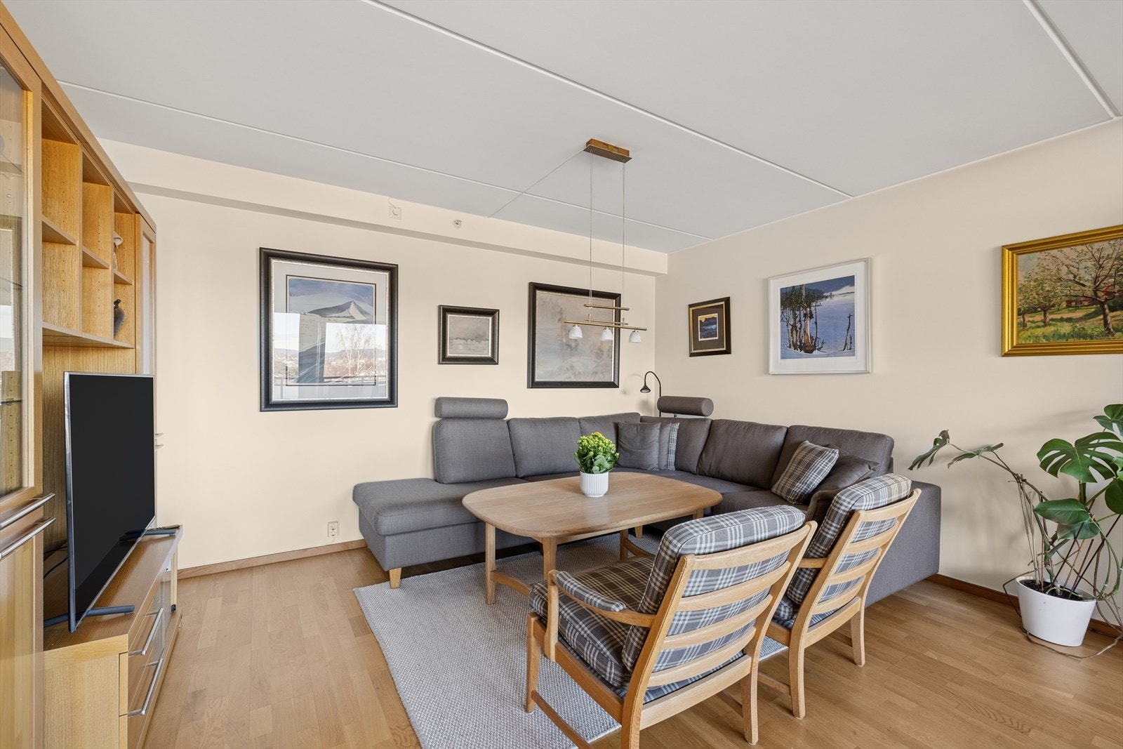 Velkommen inn! Her får du en sjarmerende leilighet med god atmosfære. Her er det lett å like seg. Galleribilde