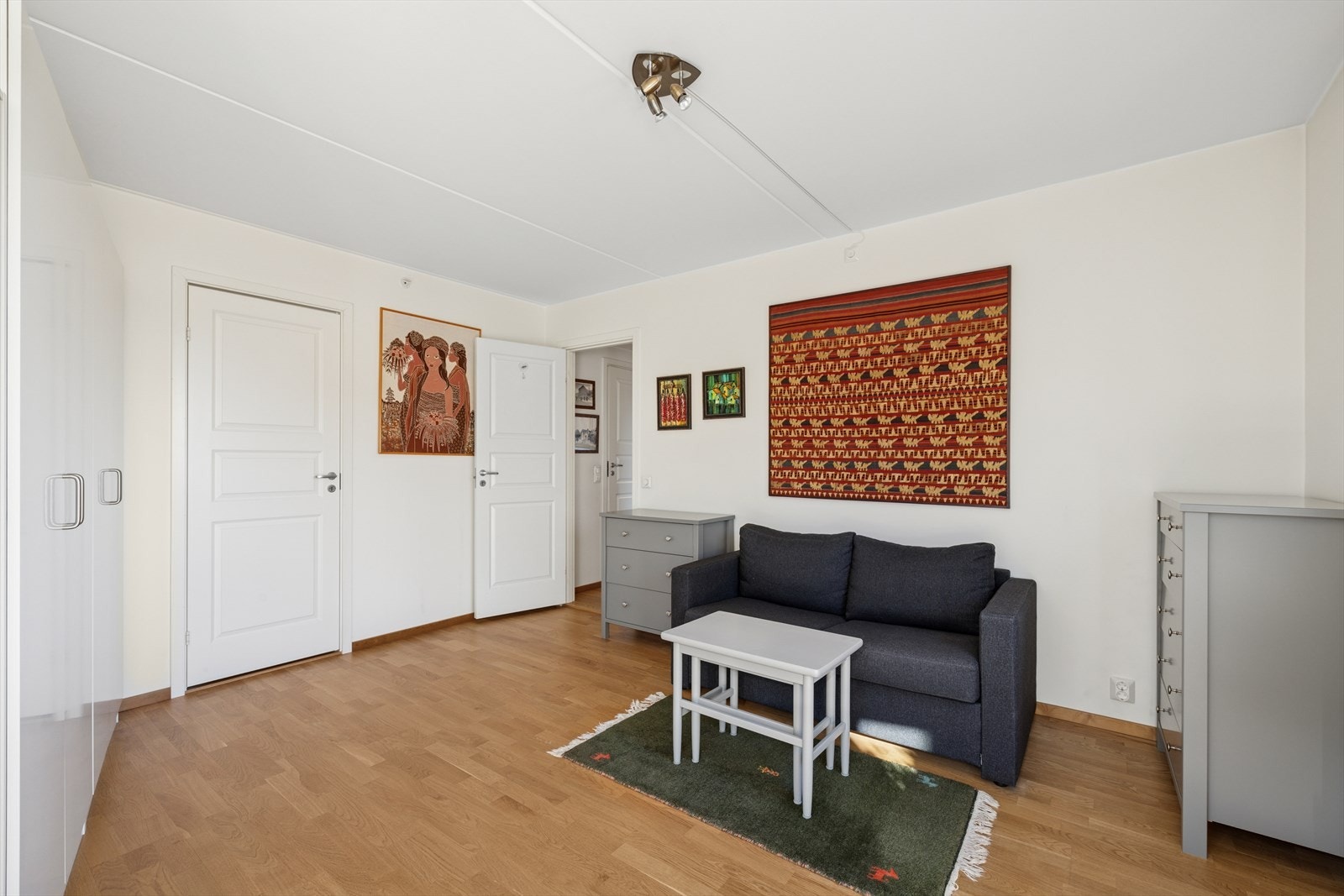 Ytterligere i tillknyttning til soverommet er det godt med ekstra oppbevaringsplass i den innvendige boden på ca. 3 m². Galleribilde