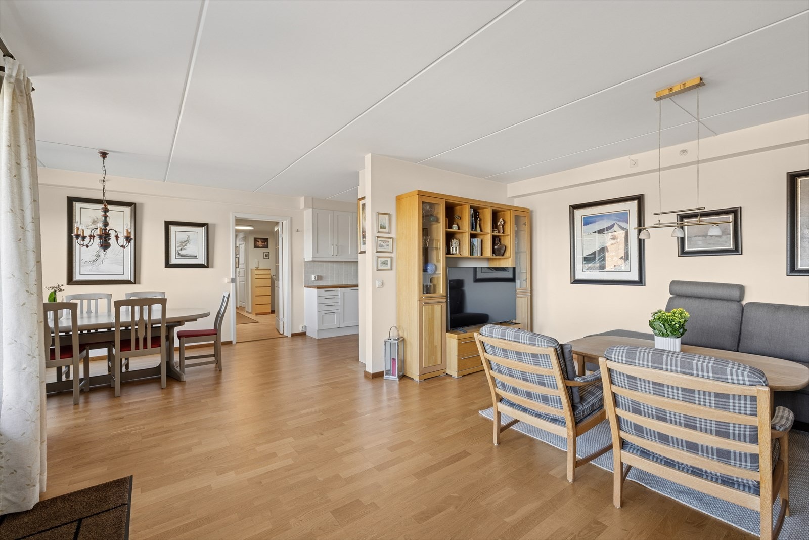 Her har du en god løsning med kjøkken, stue og spisestue som inviterer til sosialt samvær. Galleribilde