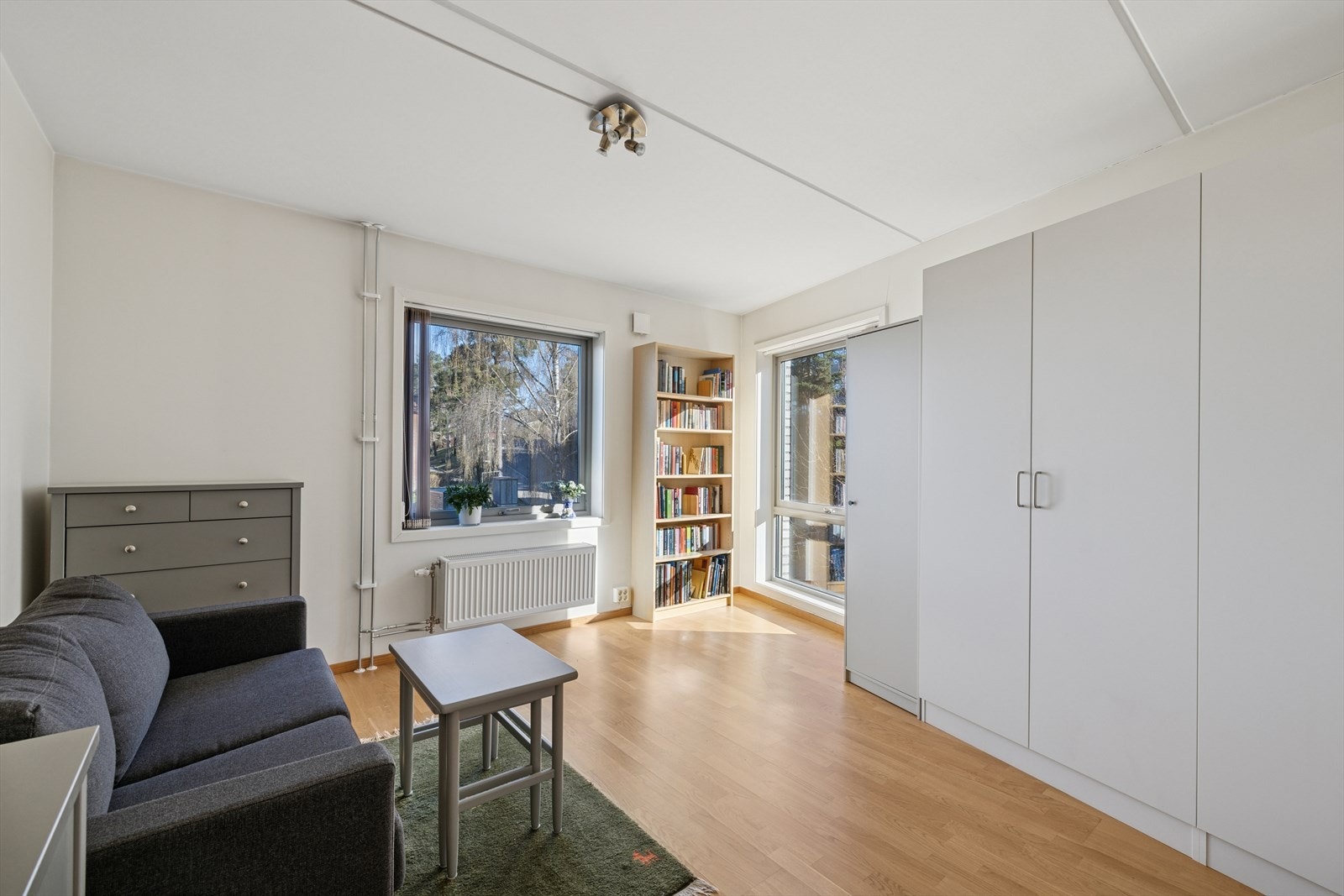 Rommet byr på rikelig med lysinnslip fra begge sider og god med oppbevaringsplass i stor garderobeløsning. Galleribilde