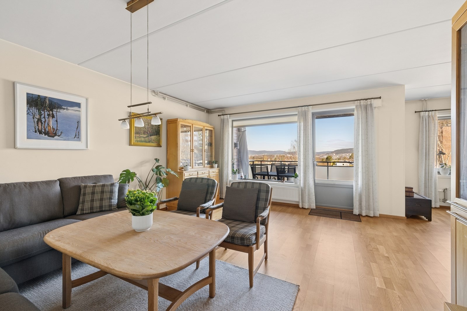 Leiligheten har rikelig med lysinnslipp fra store vindusflater, som gjør at rommet oppleves lyst og romslig. Galleribilde