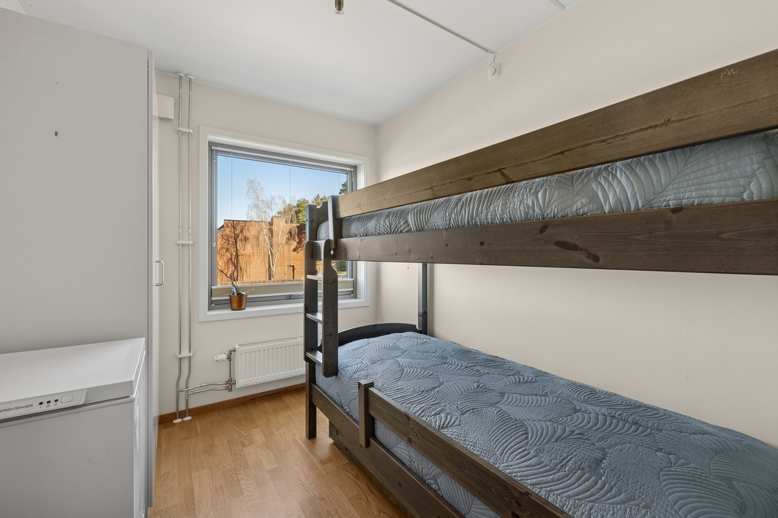 Soverom III - Benyttes i dag som gjesterom, men her er det god plass og mange muligheter til å disponere rommet etter eget ønske, enten som spill-rom, ekstra soverom eller kontor. Galleribilde