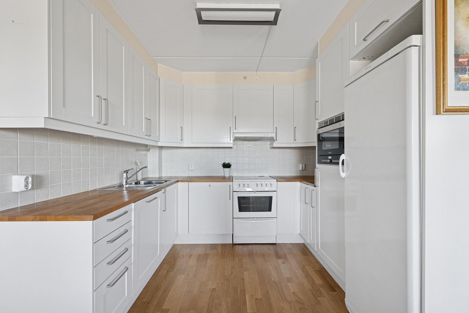 Følgende hvitevarer medfølger: Integrert oppvaskmaskin og mikrobølgeovn. Frittstående komfyr med keramisk topp og kjøleskap. Galleribilde