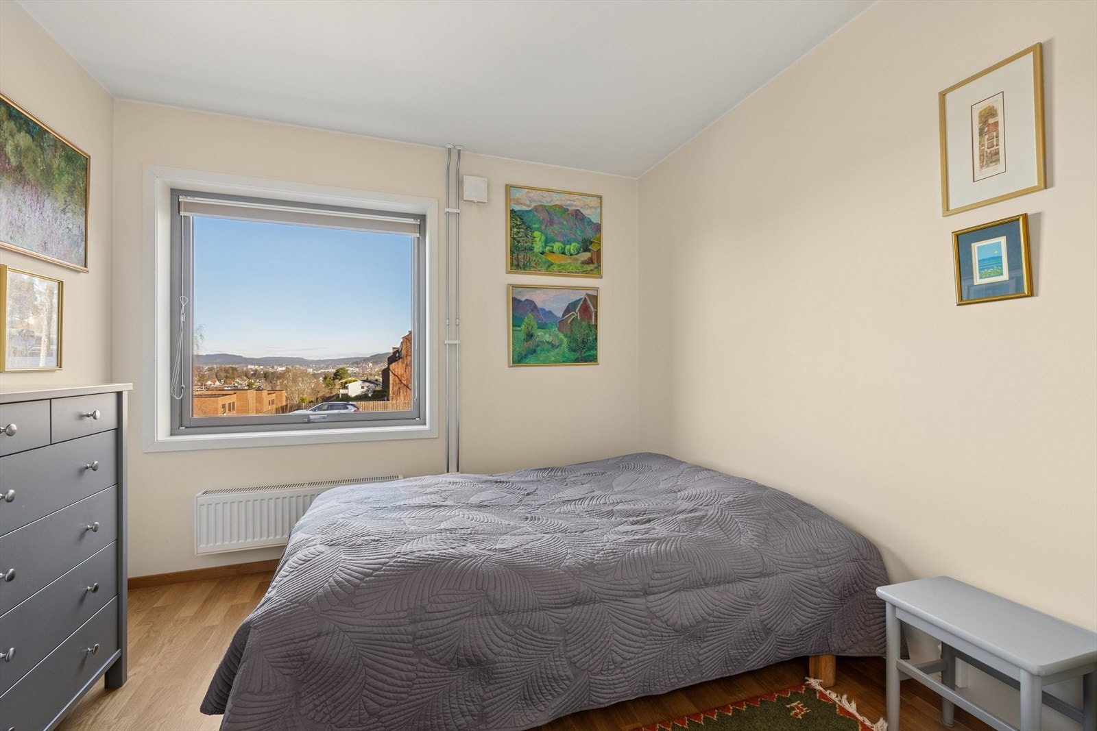 Soverom II - Her er det også god plass til dobbeltseng og diverse ønskelige oppbevaringmøbler. Galleribilde