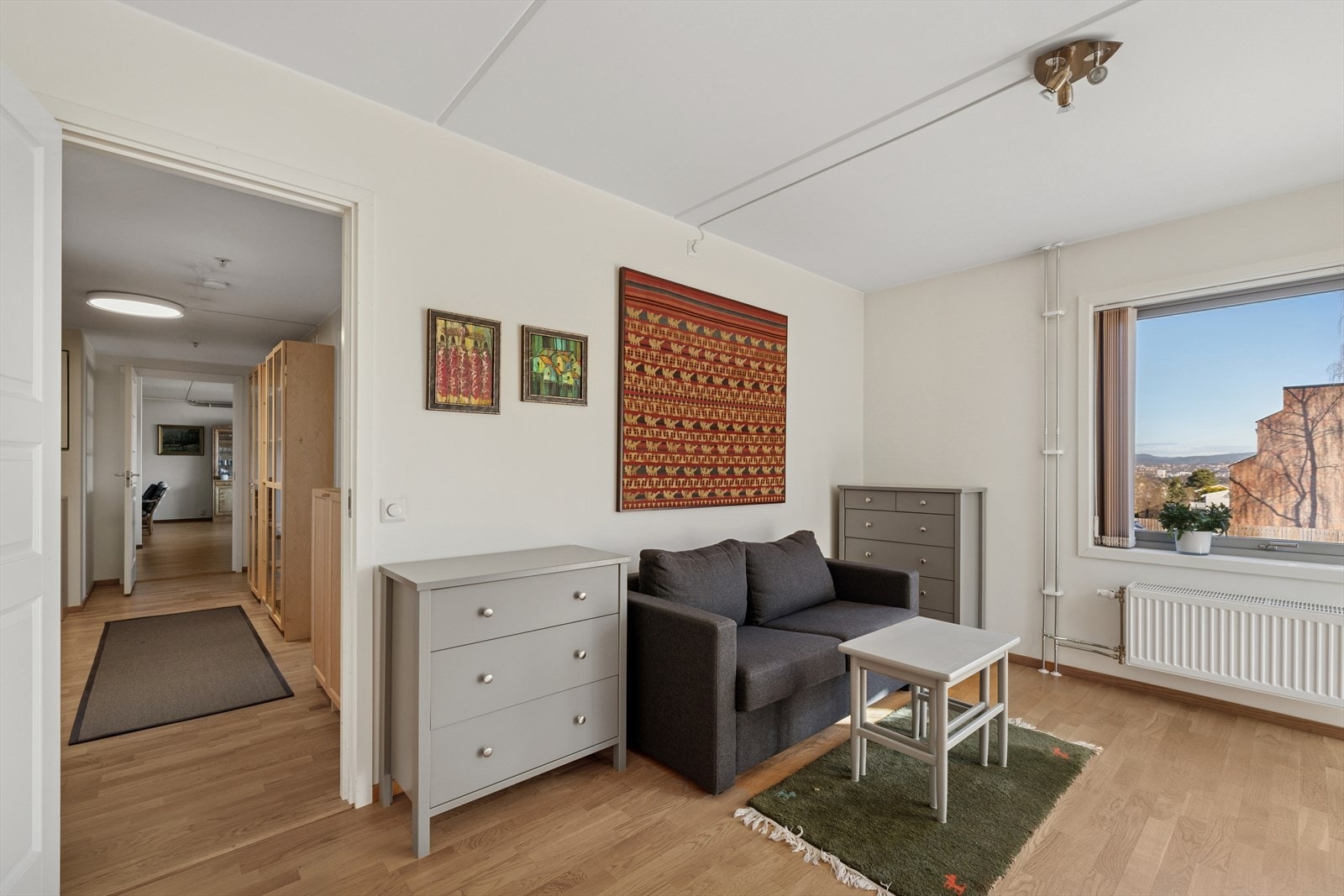 Hovedsoverommet er stort og lunt med god plass til dobbeltseng og tilhørende møblement. Galleribilde