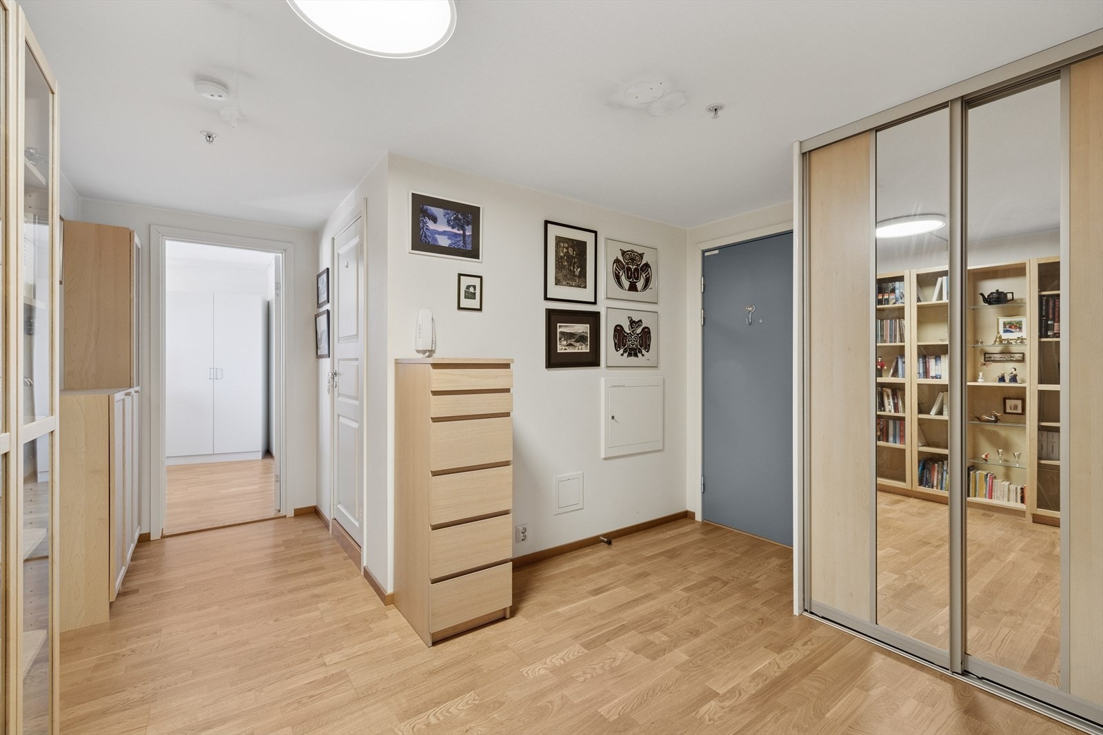 Boligen har 3 romslige soverom som er praktisk plassert ved entreen. Dette gjør at det blir et naturlig skille mellom oppholds- og soverommene. Galleribilde