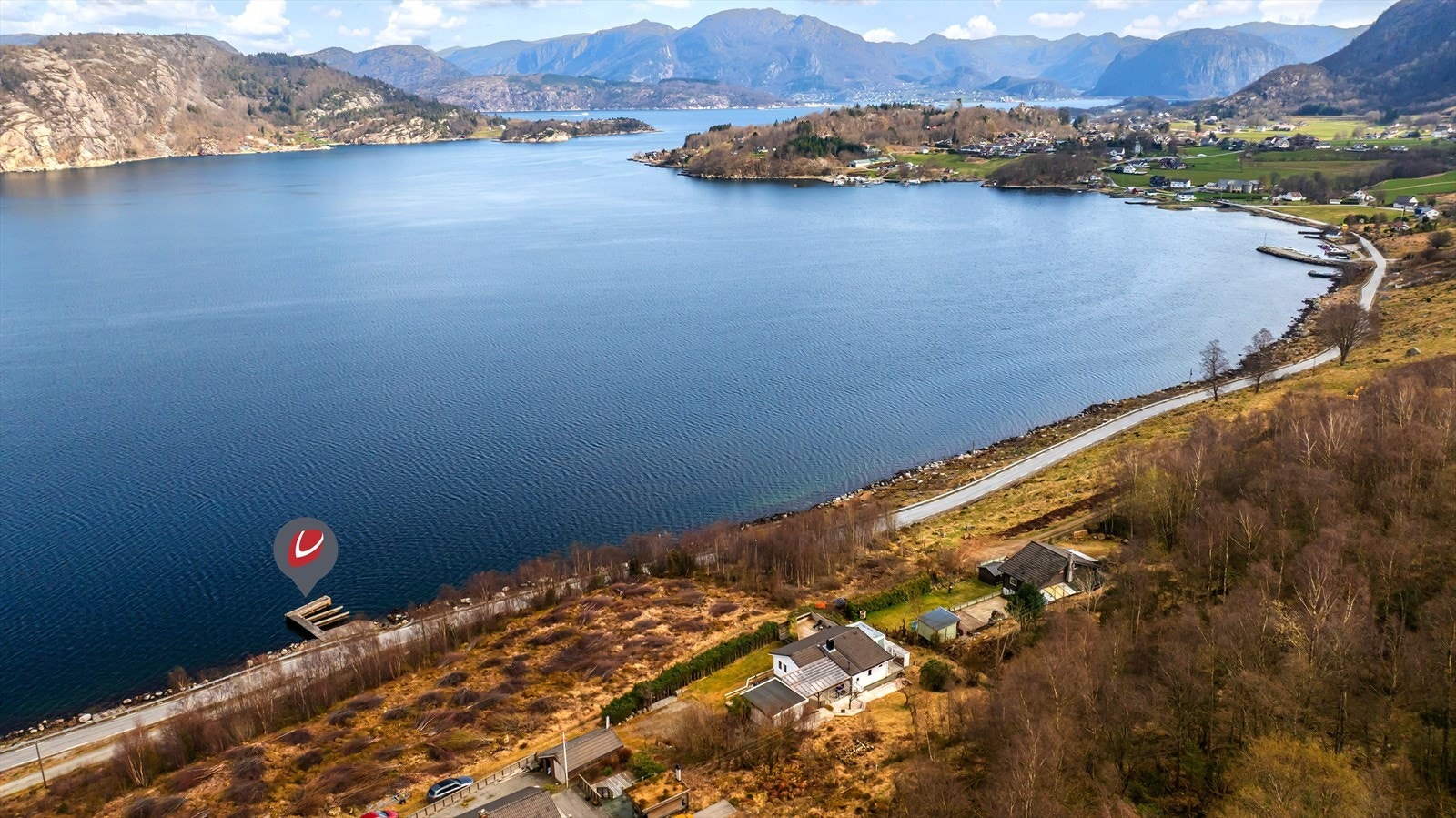 Selger har hatt avtale med grunneier om leie av båtplass (plassen nærmest land).
Iflg. selger kan det være mulighet for ny eier å inngå ny avtale med grunneier. Konf. selger. Galleribilde