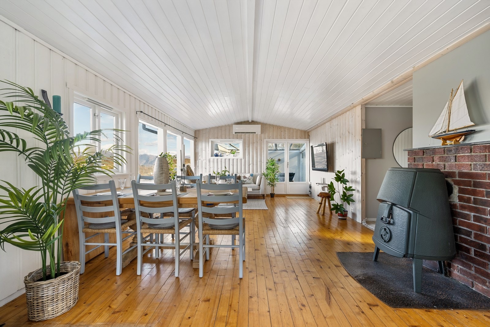 Med både en tradisjonell peis for hygge og en moderne varmepumpe for komfort, har du full fleksibilitet i oppvarmingen. Galleribilde