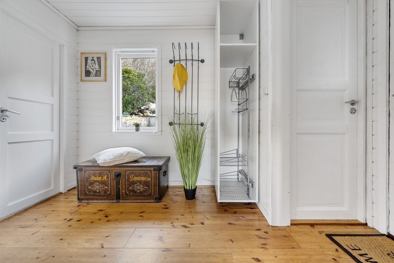 Velkommen inn i en lys og romslig gang som knytter sammen de fleste rommene - toalett, bad, soverom og den innbydende stuen er alle lett tilgjengelige herfra. Galleribilde