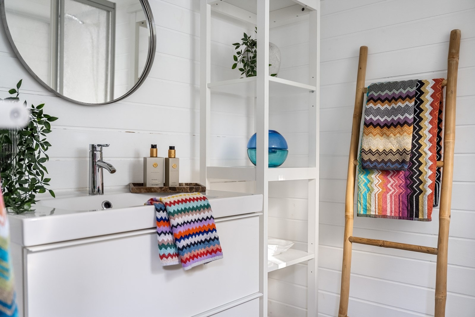 Badet forsynes med vann fra brønn og har avløp til grunnen, men det er gode nyheter da vann og avløp vil bli lagt frem til hytta innen kort tid, med gravearbeidet allerede i gang. Galleribilde