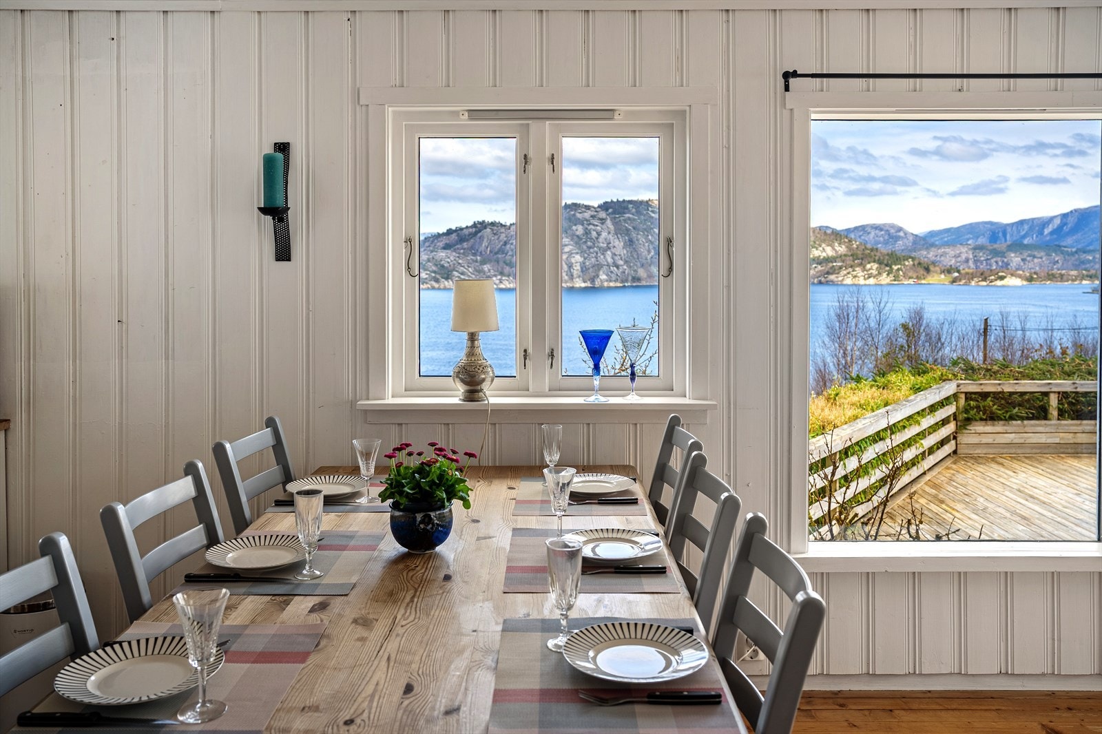 Forestill deg å nyte frokosten ved dette bordet, hvor den vakre naturen folder seg ut som et levende maleri rett utenfor vinduet. Galleribilde