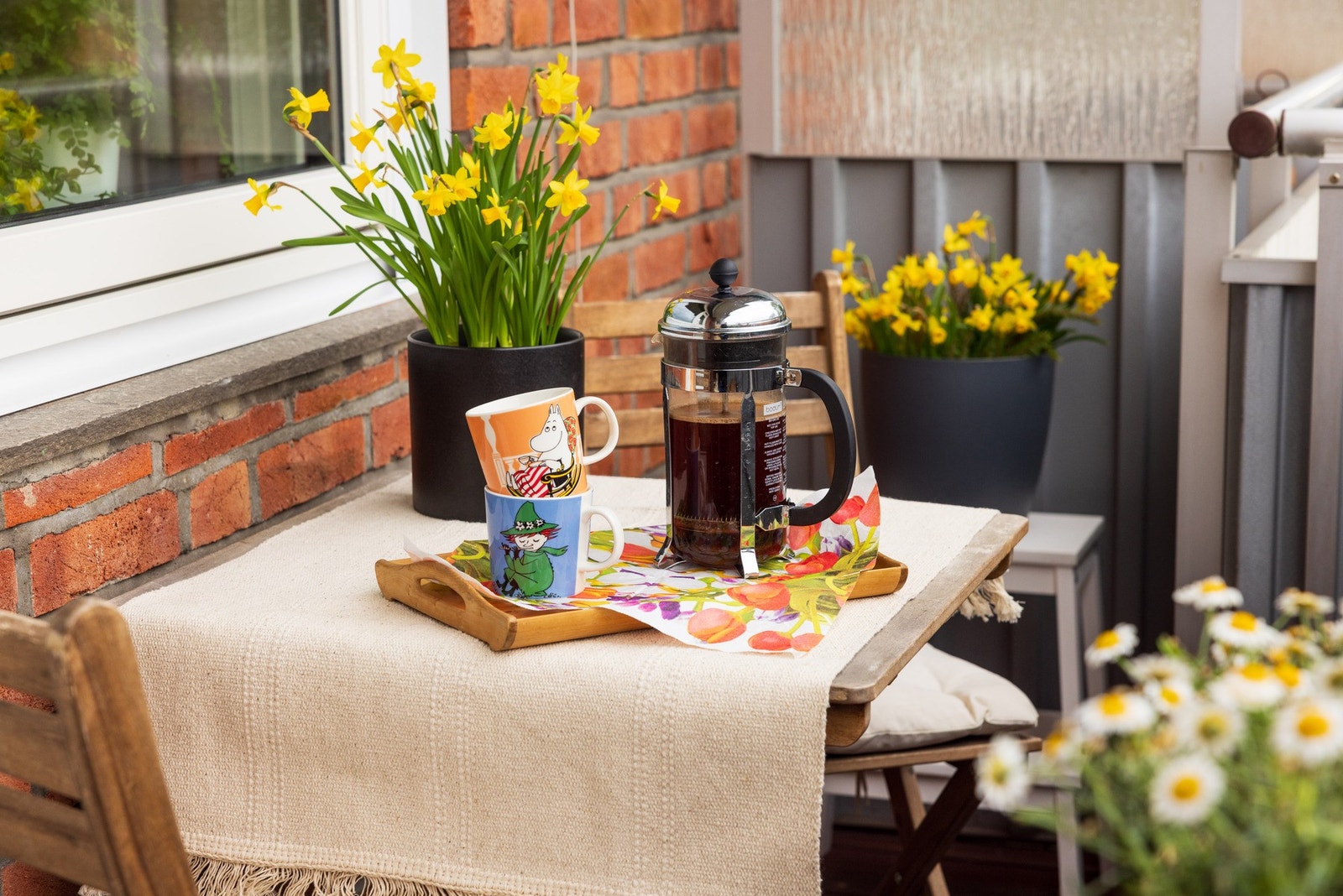 Balkongen er vestvendt og har gode solforhold fra ca. kl. 1400 til solnedgang. Galleribilde