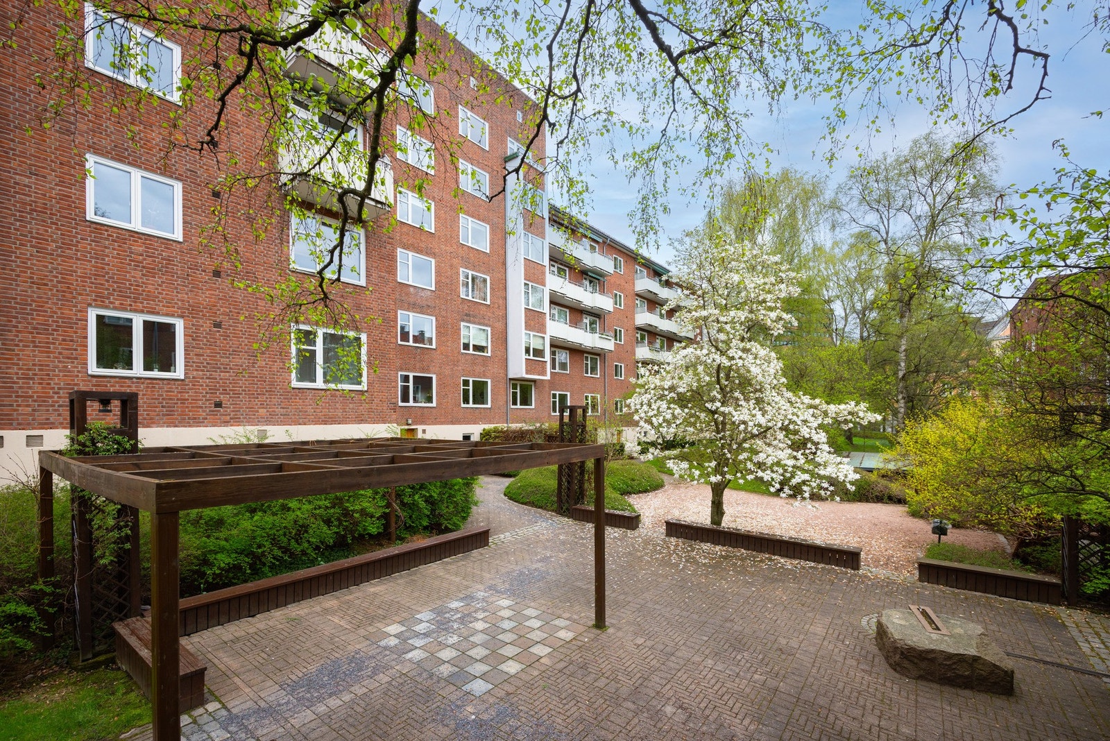 Pent opparbeidet felles bakgård. Galleribilde