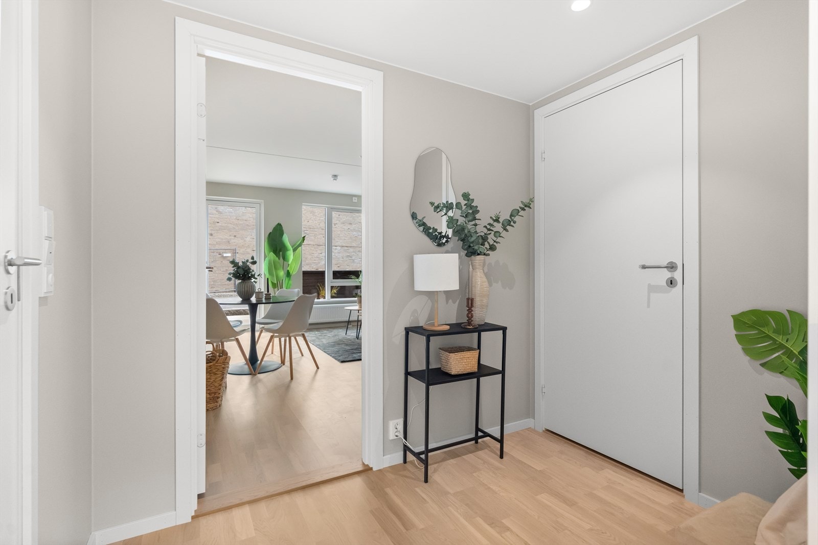 Her ønskes du velkommen inn via en lys og romslig entré! Galleribilde