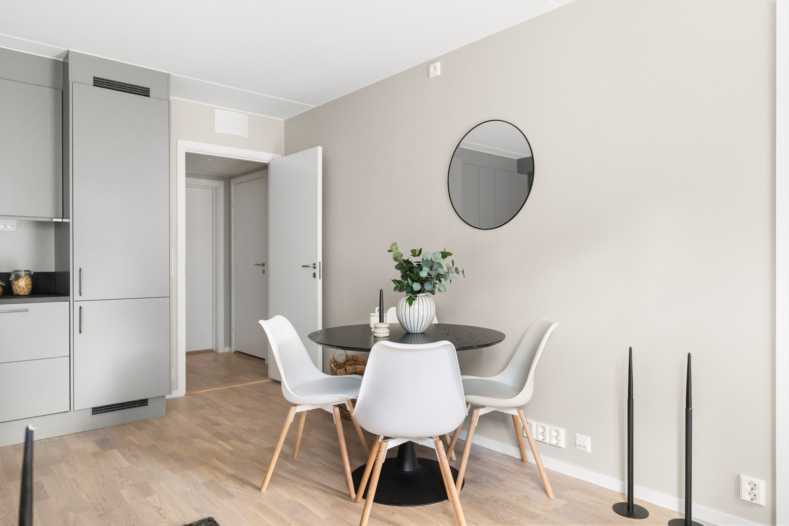 Leiligheten har en romslig stue med flere møbleringsmuligheter. Galleribilde