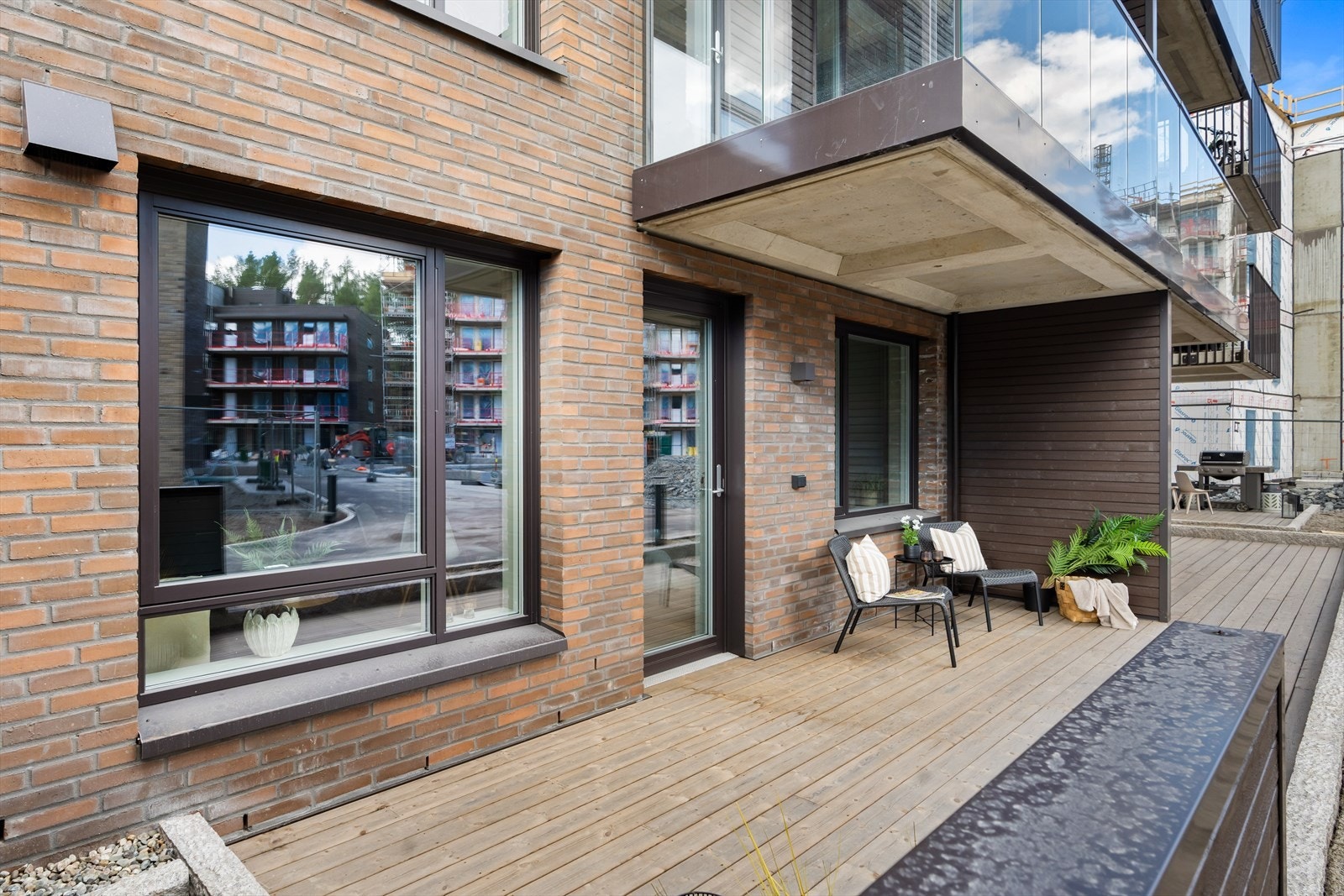 Fra stuen har du adkomst til en romslig markterrasse, med god plass til utemøblement. Galleribilde