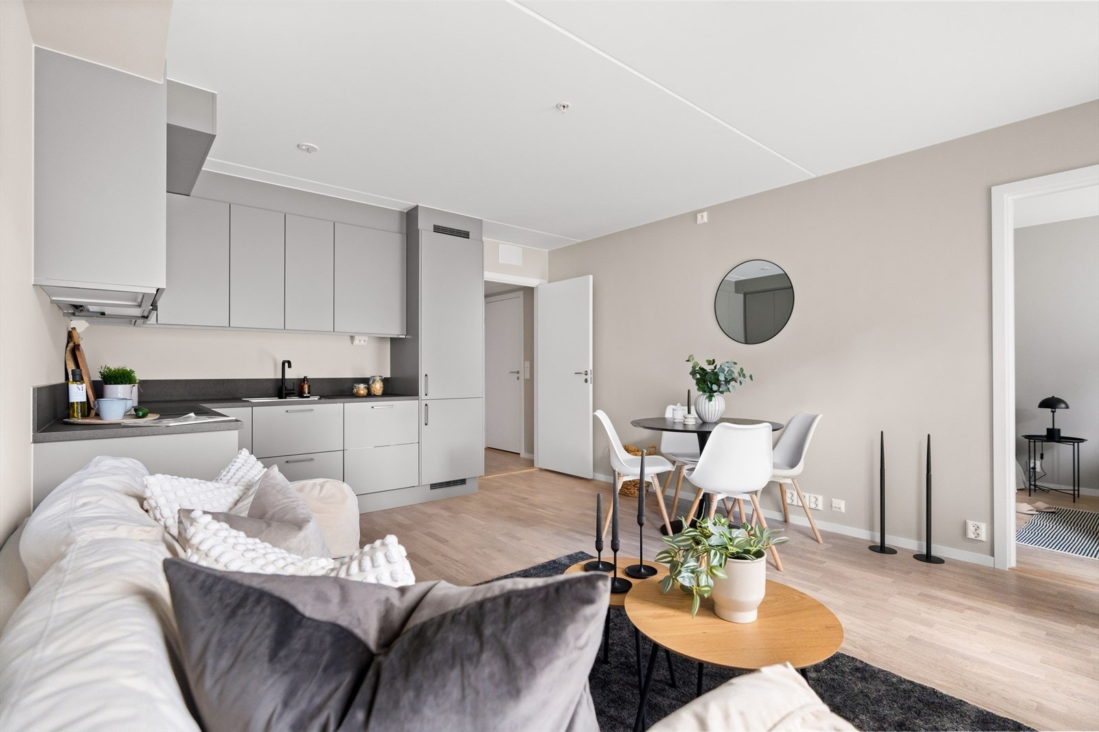 Her er det plass til både spisegruppe og sofagruppe. Galleribilde