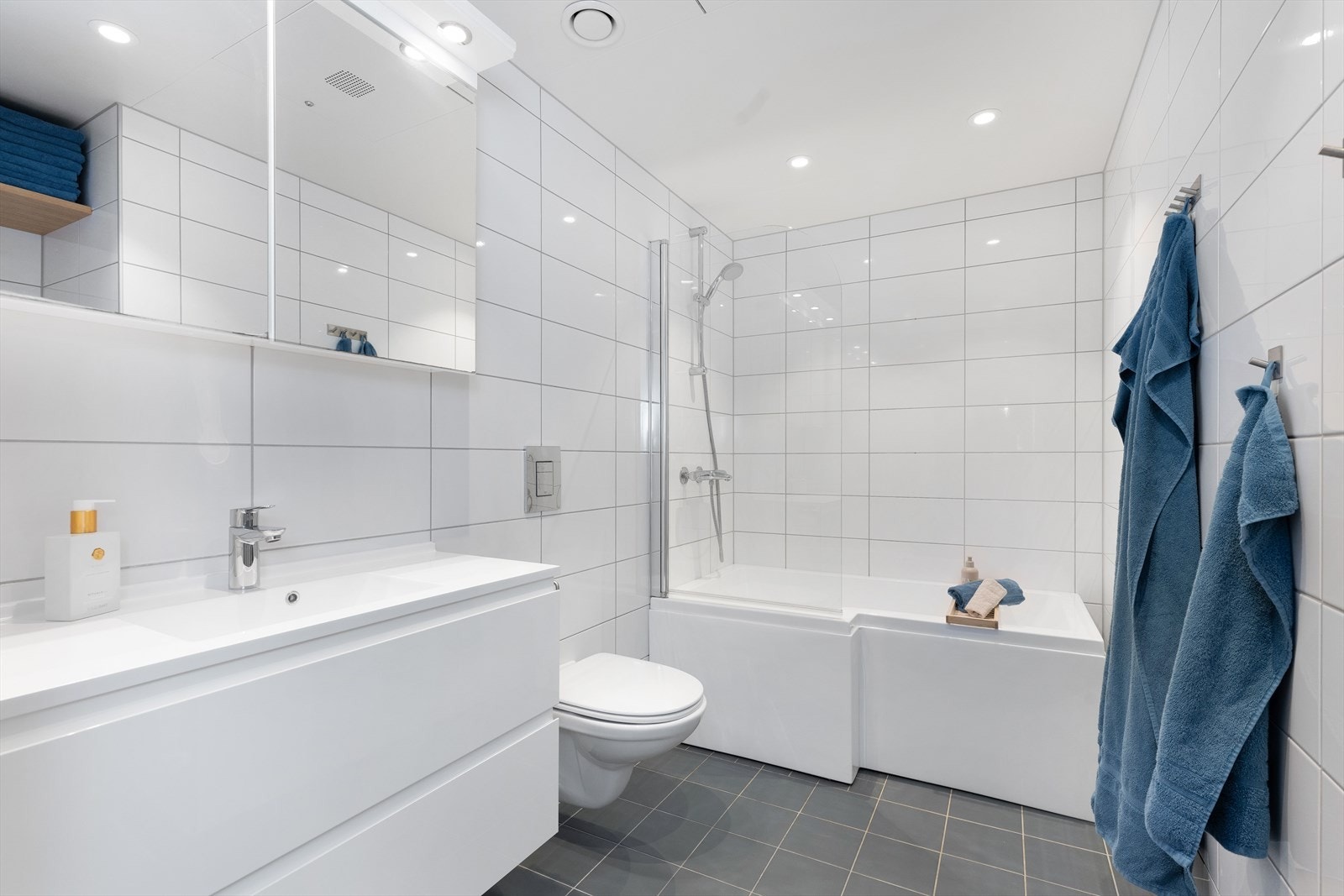 I 2020 ble det satt inn badekar inkludert dusjvegg på badet i andre etasje Galleribilde