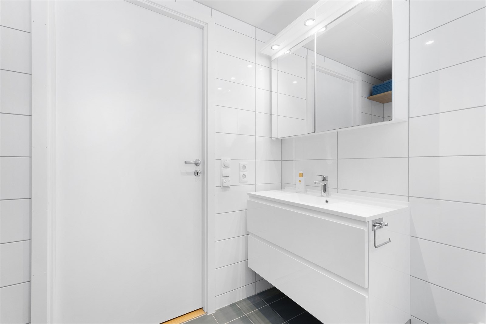 Her er det flislagt på gulv og vegger, og downlights i himlingen som gir et moderne og stilrent preg til rommet. Galleribilde