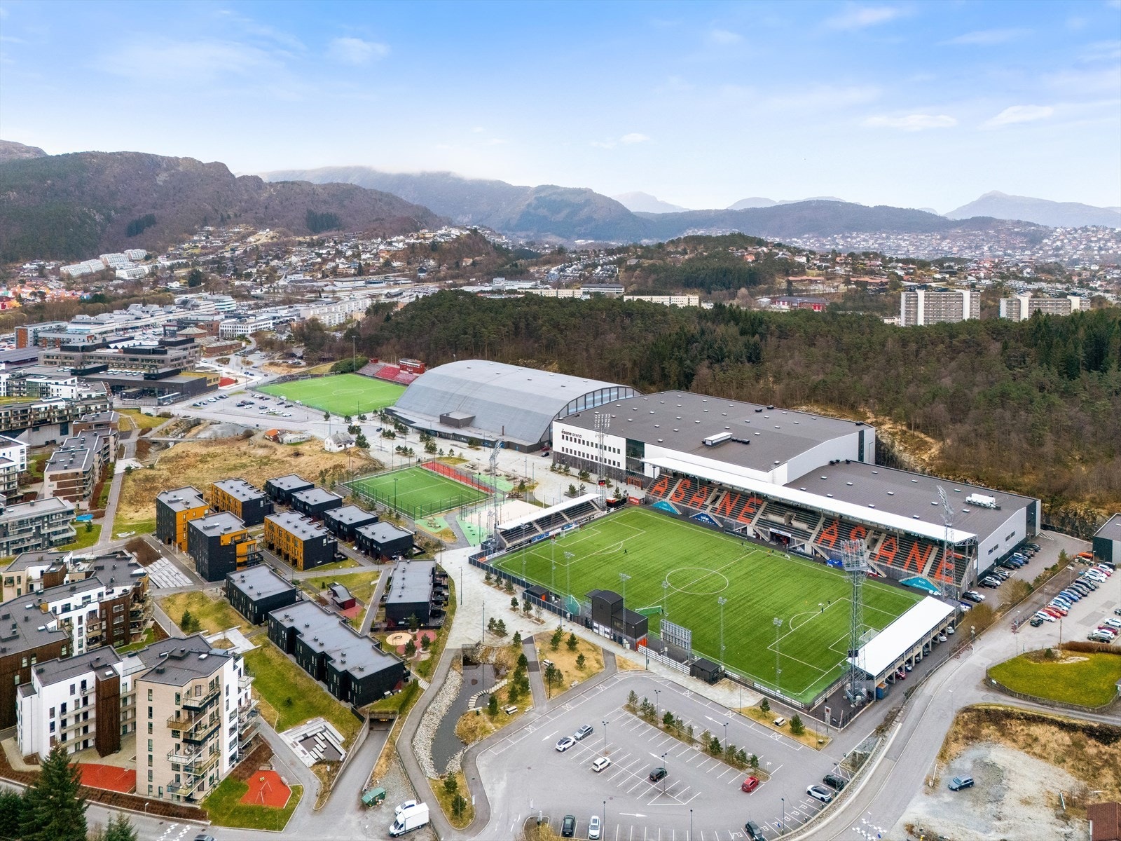Rekkehuset er plassert i fremste rekke mot Åsane Arena Galleribilde