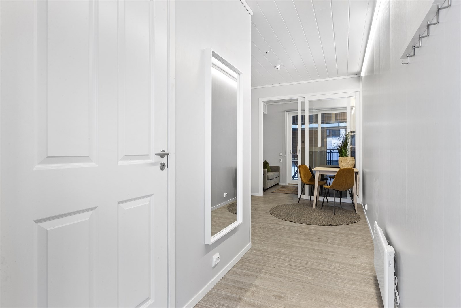 Velkommen inn i gangen i leilighet H0405. Badet inn dør til venstre. Galleribilde