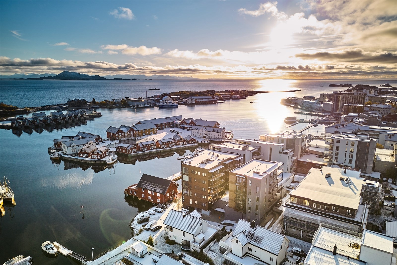 Svolvær er lysets by. Parkgata 8 ligger i gangavstand til det meste. Galleribilde
