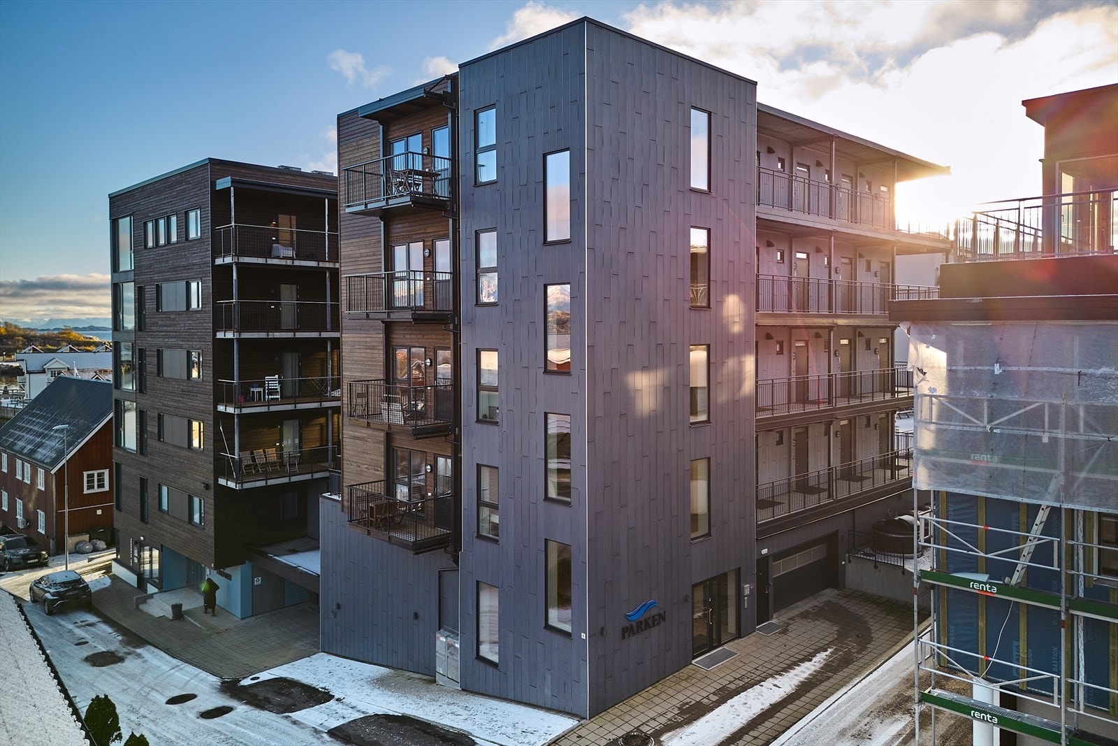 På hjørnet i Parkgata i Svolvær sentrum har du egen inngang med heis og trappehus. Galleribilde
