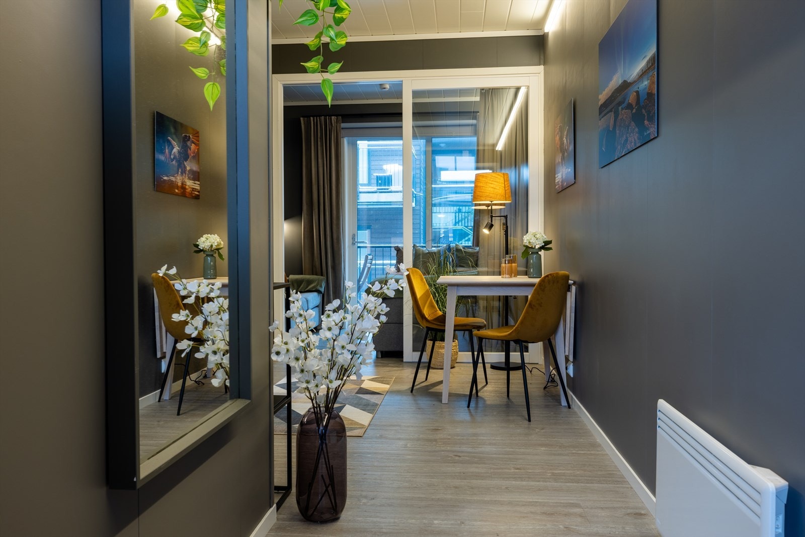 Velkommen inn i gangen i leilighet H0405. Badet inn dør til venstre. Slik kan leiligheten bli nymalt og stylet. Galleribilde