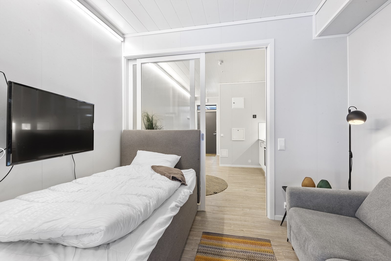 Soverommet har skyvedør i glass slik at du får fint lysinnslipp fra balkongen inn i hele leiligheten. Galleribilde