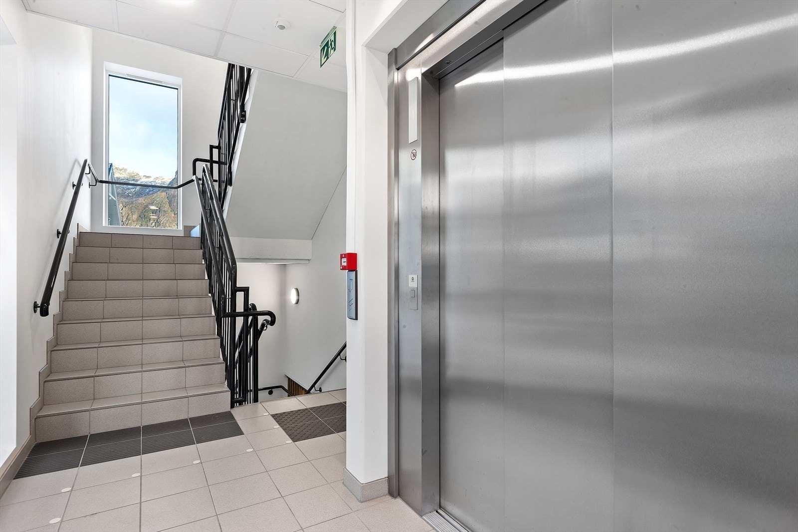Det er eget trapperom og heis i Parkgata 8. Galleribilde