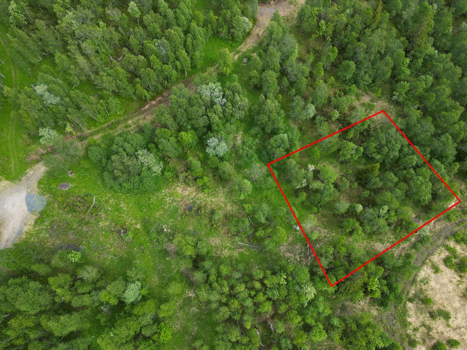 Det gjøres oppmerksom på at skissering av tomten er omtrentlig, og avvik kan forekomme. Målebrev og oversiktskart med tomtegrenser ligger vedlagt i salgsoppgaven Galleribilde