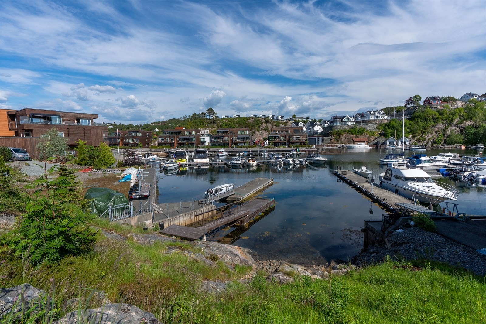 - Boligen har tilgang til en liten strandlinje ved Myrapollen sammen med nabohusene - Galleribilde