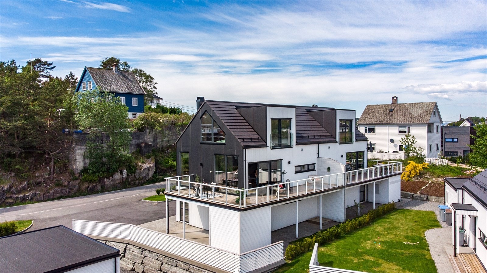 - Se stenbelagt uteplass under tak i front av huset også! Bonusareal - Galleribilde