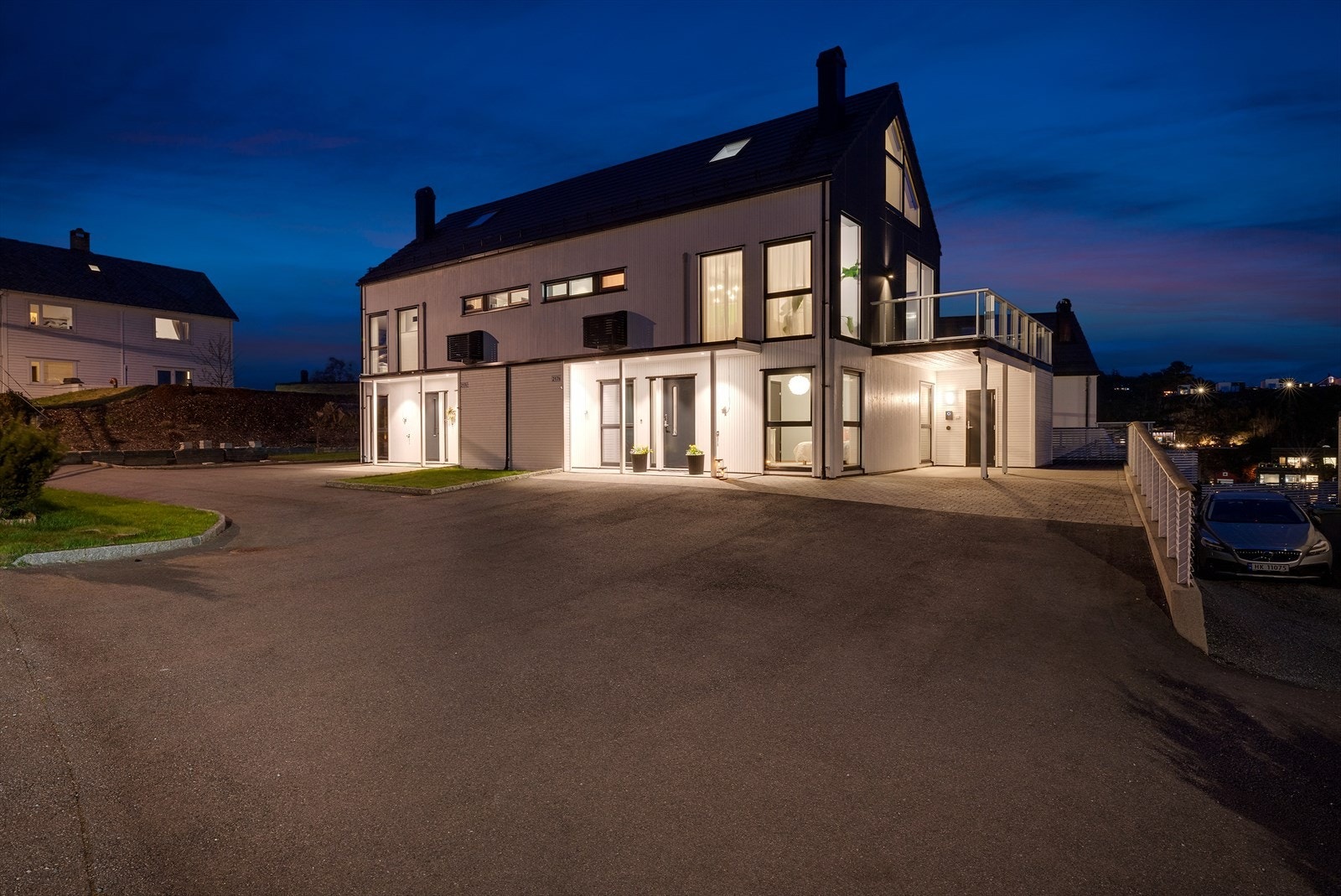 - Lekkert førsteinntrykk med en opparbeidet gårdsplass med rom for flere biler, samt carport med elbil-lader (ny i 2022) - Galleribilde
