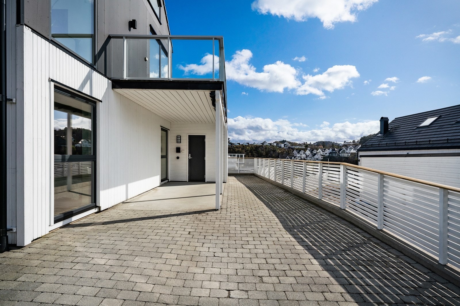- Parkering i carport med elbil-lader. Merk tilkomst til utvendig bod - Galleribilde