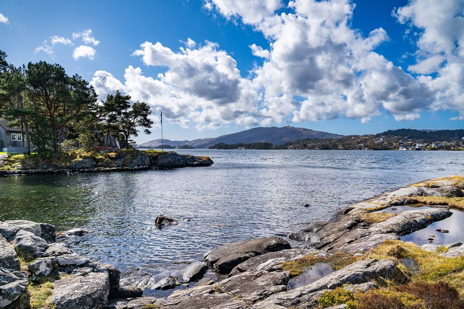 - Går du 3 minutter i motsatt retning, kommer du til Pollen. Her er det perfekt å leke i fjæra, fange krabber og fiske - Galleribilde