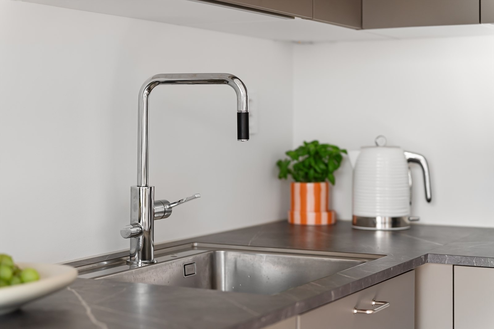 Et-greps blandebatteri med uttrekkbart spylehode Galleribilde