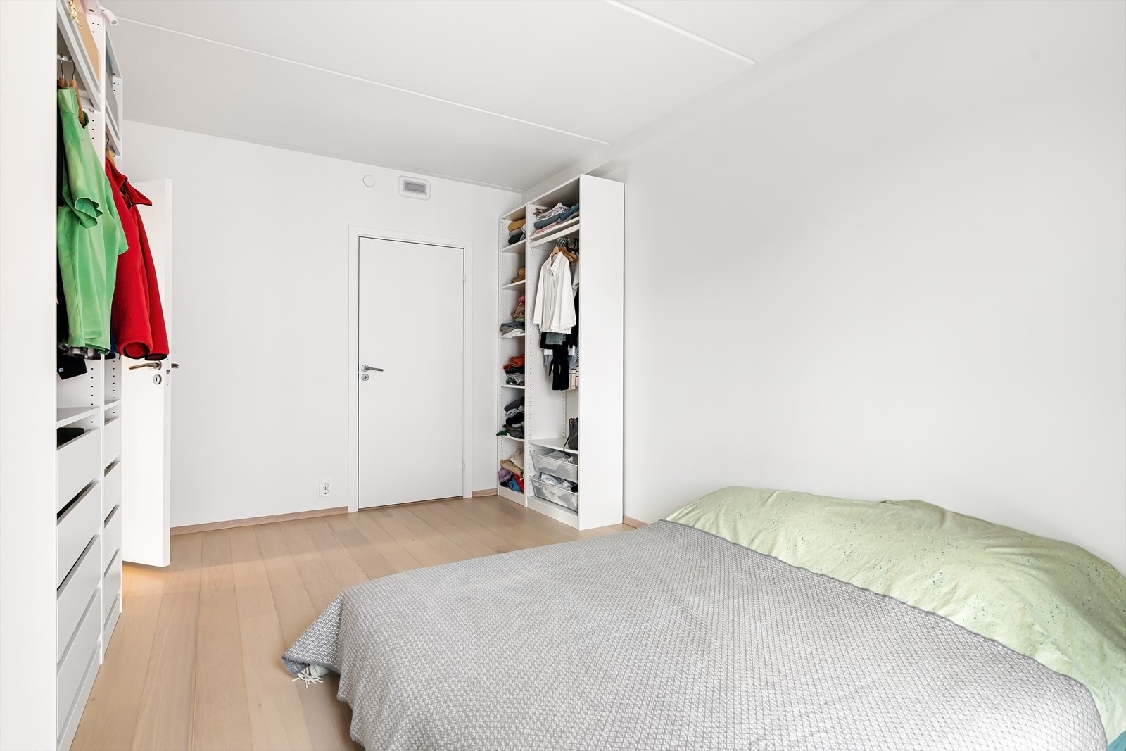 Her er det god plass til garderobeskap og det er en tilstøtende bod Galleribilde