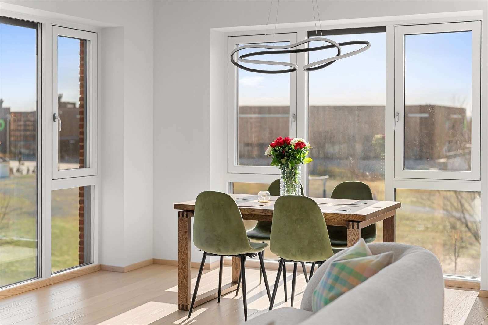 Koselig spisestue med åpent utsyn Galleribilde